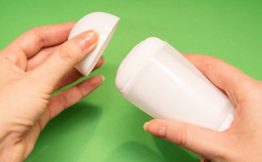 Açılış sürecinde iki kadının elinde de beyaz deodorant vardı.