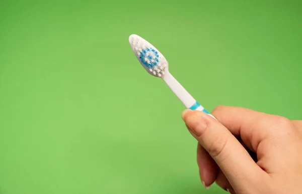 Blue Toothbrush Female Right Hand Green Background — Stock Photo, Image