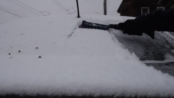 Mężczyzna Kierowca Zamiata Śnieg Samochód Szyba Specjalny Szczotka — Wideo stockowe