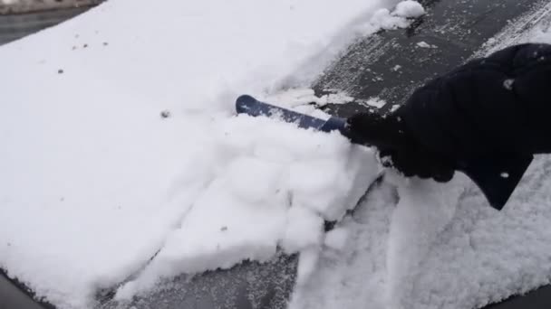 男司机用特殊刷子扫雪 — 图库视频影像