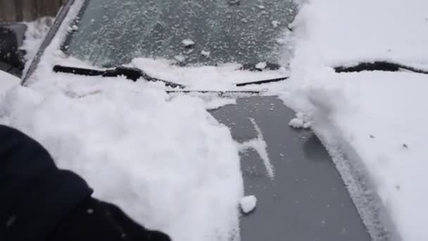 Muž Řidič Zametá Sníh Čelního Skla Vozu Speciálním Kartáčem — Stock video