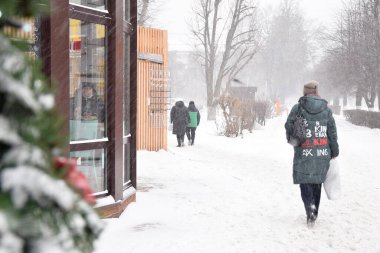 Tula, Rusya, 25.12.2020 Şehir Kafesi ve kar altında yürüyen insanlar 