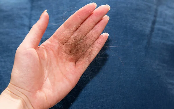 Stuk Los Donker Haar Linkerarm Van Een Vrouw — Stockfoto