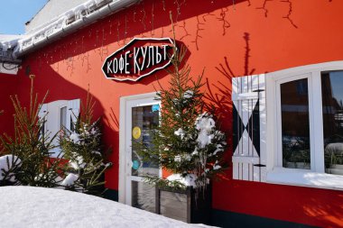 18 Şubat 2021, Rusya, Tula. Güneşli bir kış gününde Kazan seti üzerindeki kahve dükkanında.