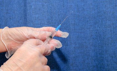 Ellerinde temiz tıbbi eldivenler, şırıngayla ilaç, ki ben...