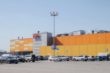 10 Nisan 2021 Rusya. Tula. Maxi alışveriş merkezinin otoparkında. Mağazanın yanındaki tezgahta bir sürü park edilmiş araba var.