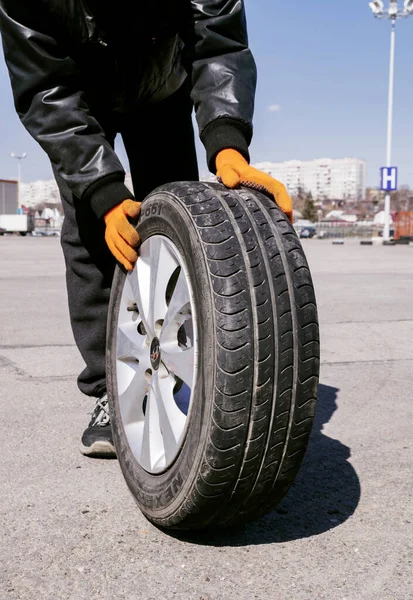 러시아 2021 주차장에서 주황색 장갑을 바퀴를 굴리는 — 스톡 사진