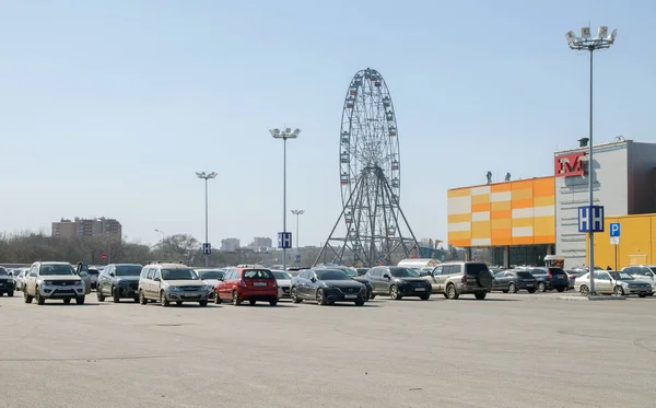 Dubna 2021 Rusko Tuulo Parkoviště Nákupního Centra Maxi Spousta Zaparkovaných — Stock fotografie