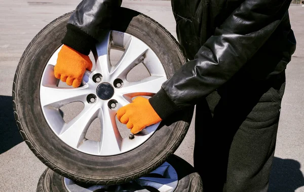 Mecánico Automático Masculino Sostiene Neumático Las Manos Con Guante Ajuste —  Fotos de Stock