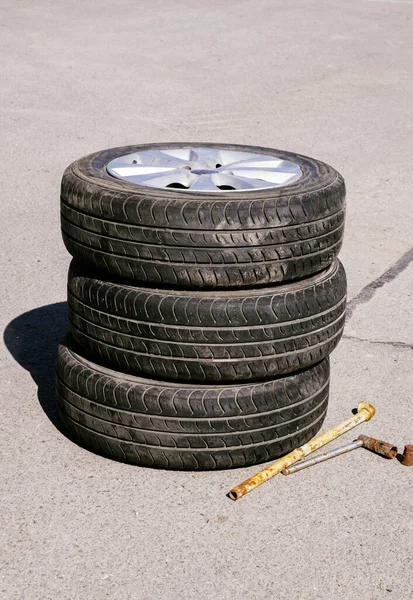 Três Rodas Carro Estão Cima Outro Lado Uma Chave Pneu — Fotografia de Stock