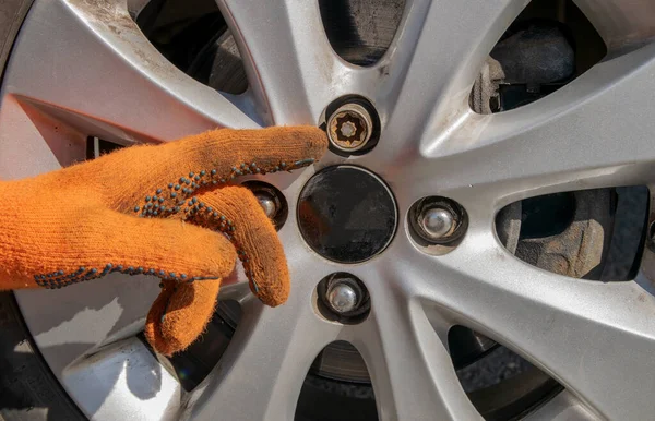 Dedo Mão Com Luvas Laranja Apontando Para Roda Carro Bol — Fotografia de Stock