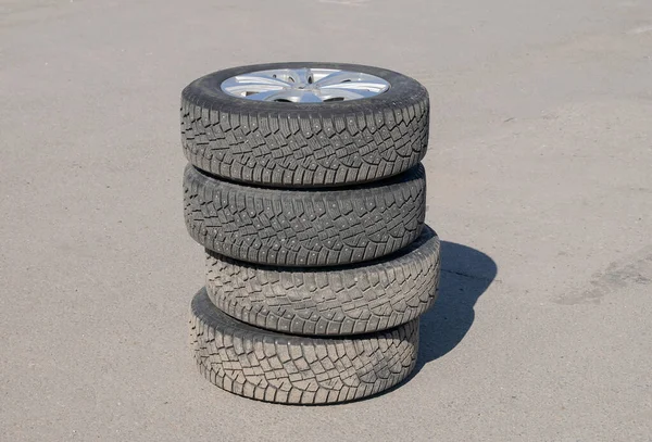 Quatro Rodas Carro Estão Cima Umas Das Outras Pavimento Para — Fotografia de Stock