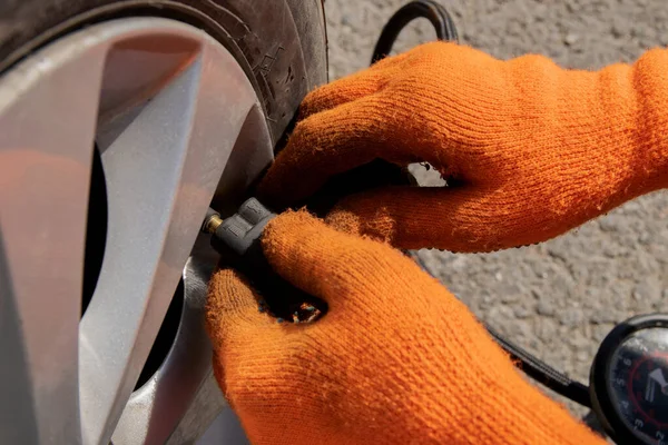 Bombeamento Uma Roda Carro Com Bomba Anexando Ponta Pneu — Fotografia de Stock