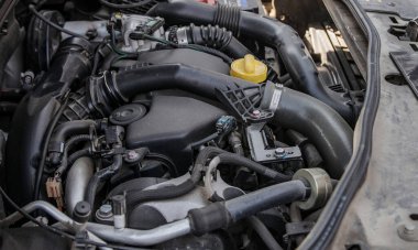 Arabanın açık kaputunun altındaki iç parçaların görüntüsü