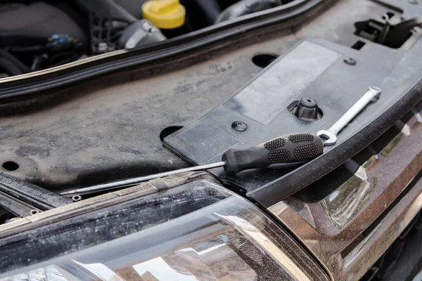 Schraubenzieher Und Schlüssel Befinden Sich Auf Der Offenen Staubigen Motorhaube — Stockfoto