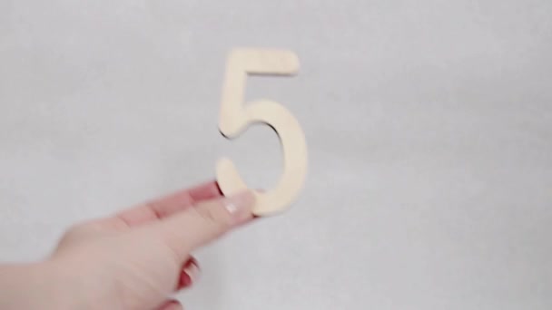 Demonstration Video Hand Hand Transmission Light Wooden Number Five — Wideo stockowe