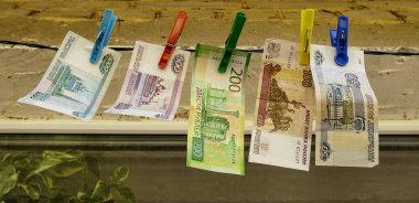 Rus kağıt banknotları. Elli, yüz, iki yüz, beş yüz bin ruble. Çamaşır ipine de çamaşır mandalı bağlanmış.