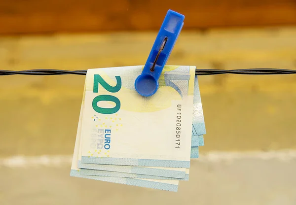 Dwadzieścia Banknotów Euro Przypiętych Linii Suszących — Zdjęcie stockowe