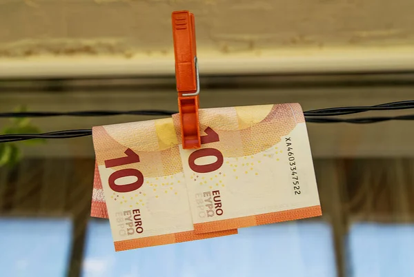 Dziesiątki Banknotów Papieru Euro Przymocowanych Jest Sznurka Suszącego — Zdjęcie stockowe