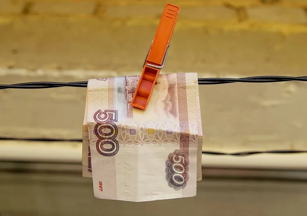 Rosyjski Banknot Papierowy Pięciuset Rubli Przymocowany Jest Sznurka Ubrania Suszenia — Zdjęcie stockowe