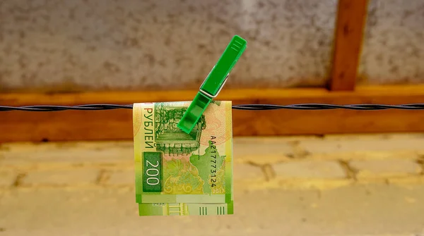 Rus Kağıt Banknotu 200 Rubleden Oluşuyor Çamaşır Ipine Çamaşır Ipiyle — Stok fotoğraf