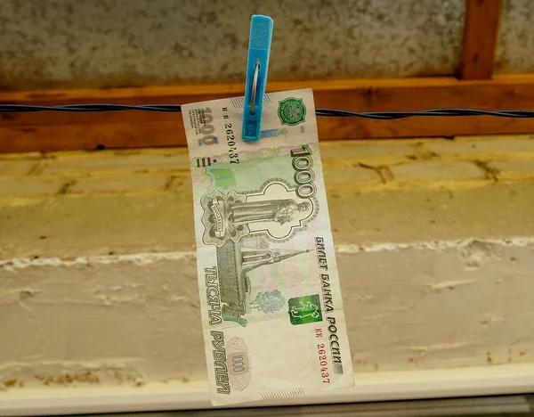 Russisch Papieren Bankbiljet Van Duizend Roebel Met Een Wasknijper Aan — Stockfoto