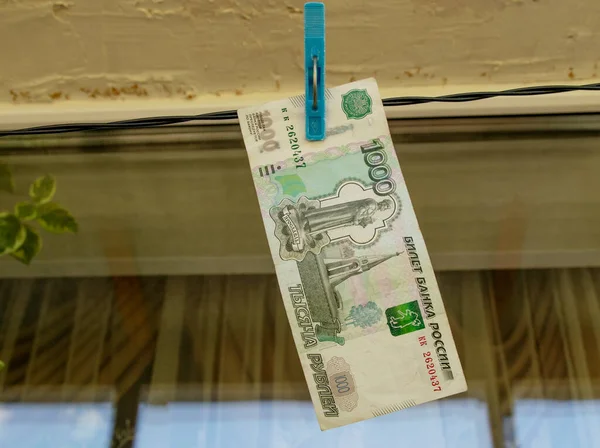 Russisch Papieren Bankbiljet Van Duizend Roebel Met Een Wasknijper Aan — Stockfoto