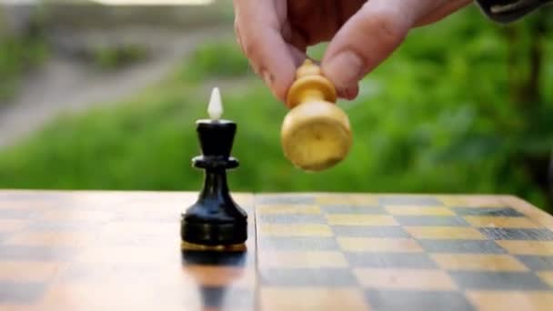 Ilustração 3d de peças de xadrez o peão derrubou o rei do tabuleiro de  xadrez