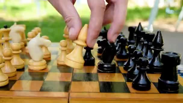 国际象棋在棋盘上移动 白人主教在棋盘上吃着黑人骑士 — 图库视频影像