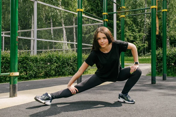 Uma Menina Uma Camiseta Preta Leggings Está Envolvida Esportes Perna — Fotografia de Stock
