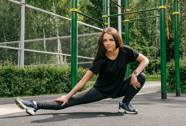 Uma Menina Uma Camiseta Preta Leggings Está Envolvida Esportes Perna — Fotografia de Stock