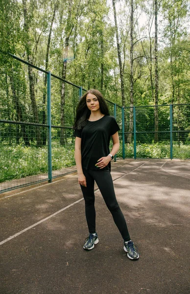 Siyah Tişörtlü Taytlı Bir Kız Yazın Bir Basketbol Sahasında Duruyor — Stok fotoğraf
