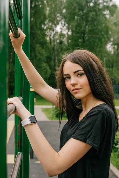 Chica Una Camiseta Negra Polainas Estirándose Las Escaleras Fotos de stock