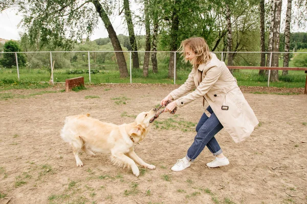 Menina Proprietário Raça Cão Golden Retriever Brinca Com Ela Playground — Fotografia de Stock