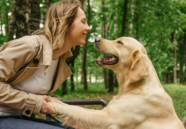 Maîtresse Assoit Sur Banc Dans Parc Tient Son Chien — Photo