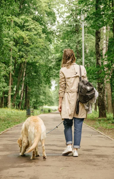 Maîtresse Maison Promène Dans Parc Avec Son Chien Golden Retriever — Photo