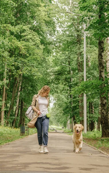 Maîtresse Maison Promène Dans Parc Avec Son Chien Golden Retriever — Photo