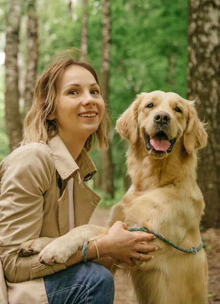 Maîtresse Fille Dans Forêt Sur Chemin Étreint Son Chien — Photo