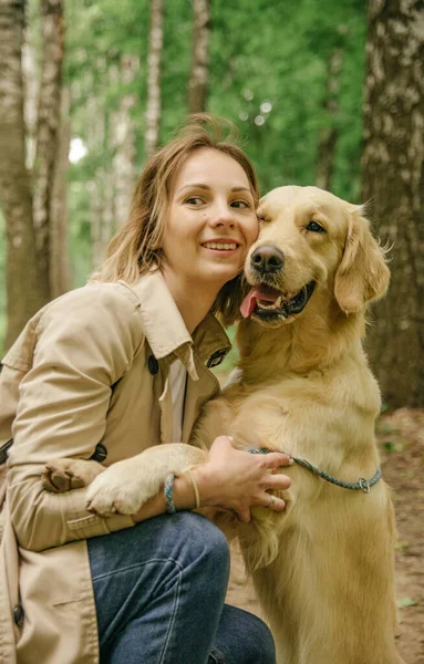 Maîtresse Fille Dans Forêt Sur Chemin Étreint Son Chien — Photo