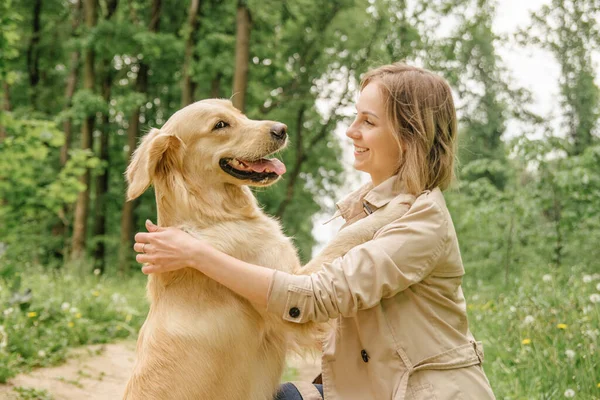 Maîtresse Fille Dans Les Bois Sur Chemin Étreint Son Chien — Photo