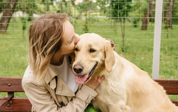 Härskarinnan Flicka Sitter Bänk Med Sin Hund Golden Retriever Rasen Stockbild