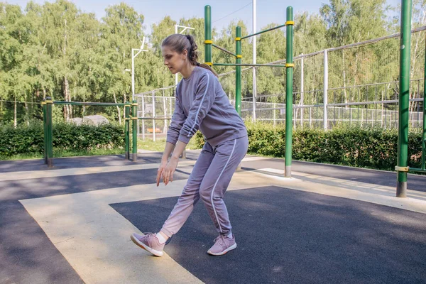 Kulaklıklı Bir Kız Okul Bahçesinde Spor Üniformalı Bir Kız Bacak — Stok fotoğraf