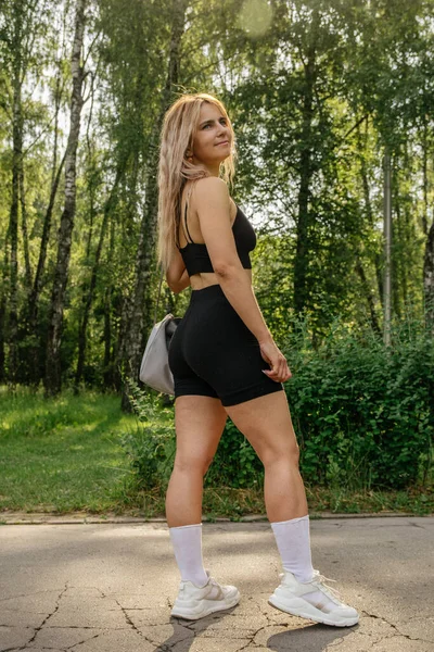 Blonde Girl Sports Uniform Black Shorts Black Crop Top Bag — Stock Photo, Image