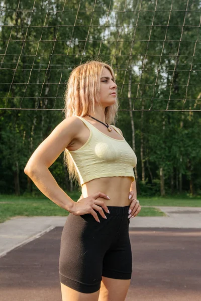 스포츠 유니폼을 금발의 여자가 여름에 — 스톡 사진