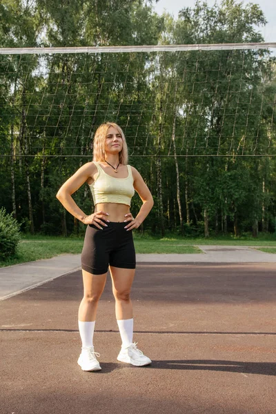 Blonde Girl Sports Uniform Stands Volleyball Court Summer — Stock Photo, Image