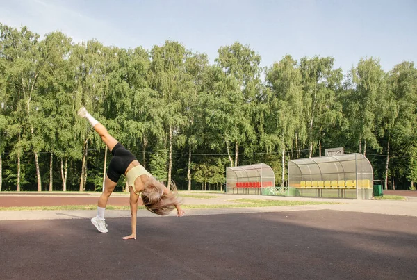 Blondynka Sportowym Mundurze Placu Zabaw Wykonuje Koło Treningowe — Zdjęcie stockowe