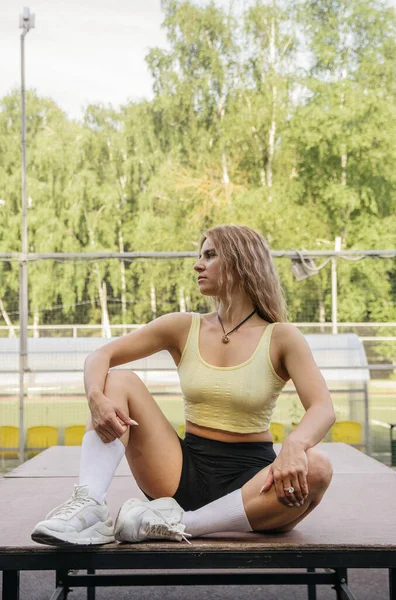 Porträtt Blond Flicka Sport Uniform Svarta Leggings Och Gul Gröda — Stockfoto