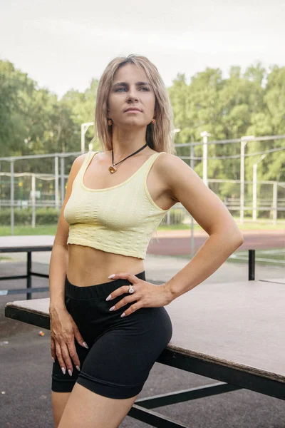 Blond Tjej Sportuniform Står Bredvid Ett Pingpongbord — Stockfoto