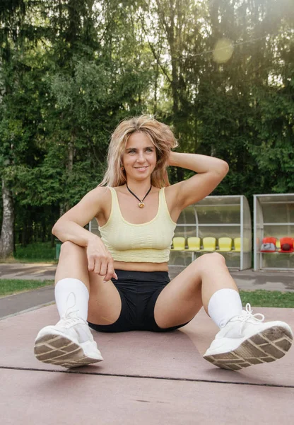 Retrato Uma Menina Loira Uniforme Esportivo Leggings Pretos Top Cultura — Fotografia de Stock