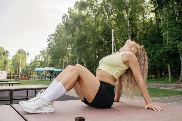 Portrét Blondýnky Sportovní Uniformě Černé Kamaše Žlutá Střecha Stolku Ping — Stock fotografie